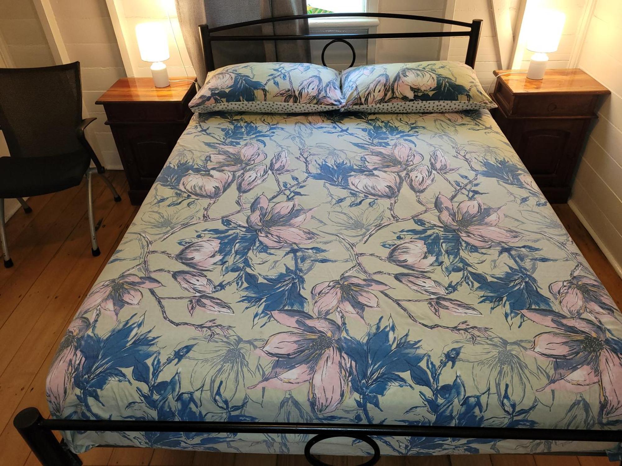 Travellers Paradise Cairns Kültér fotó A bed with a fitted sheet