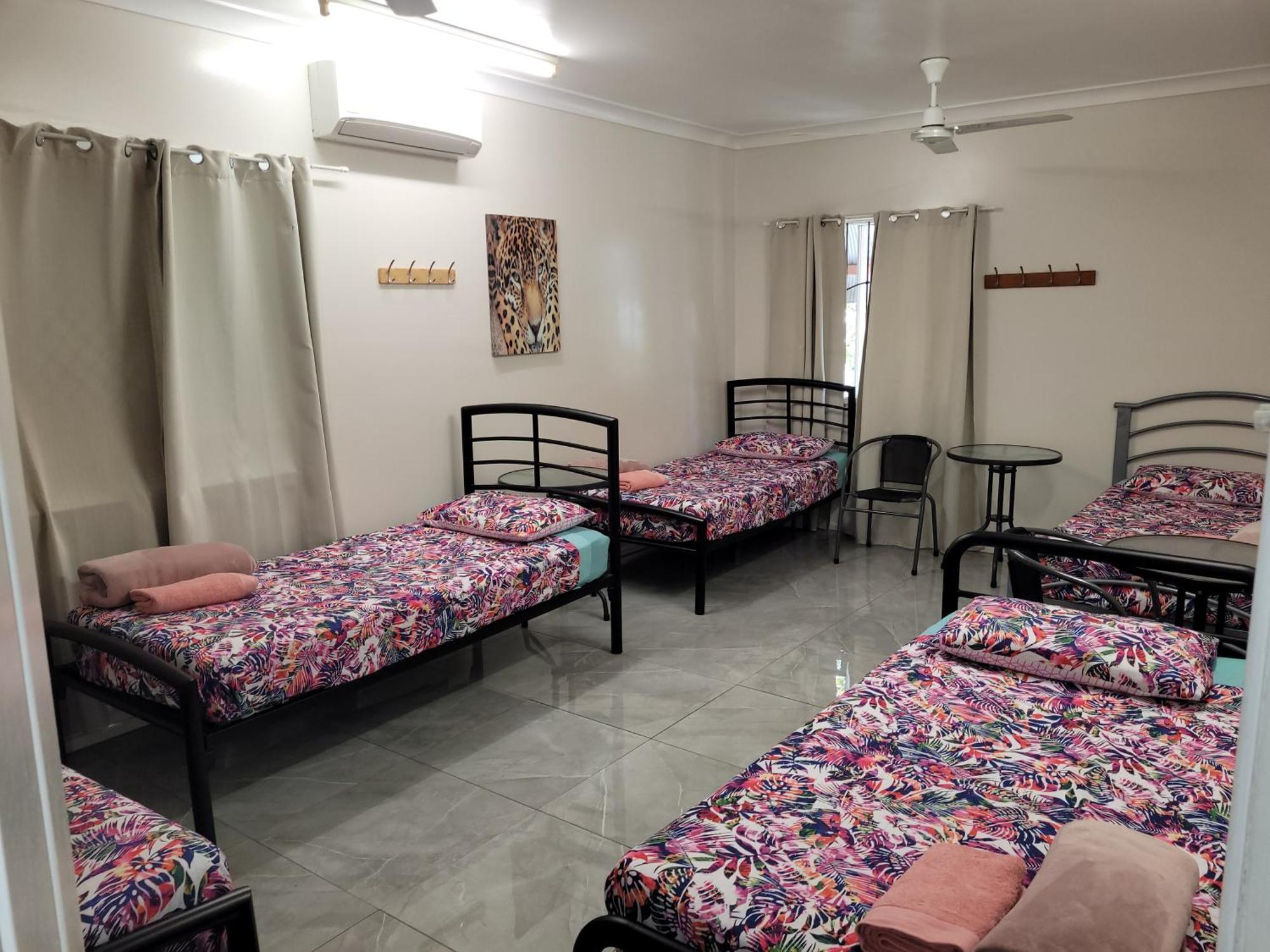 Travellers Paradise Cairns Kültér fotó A room at the hostel