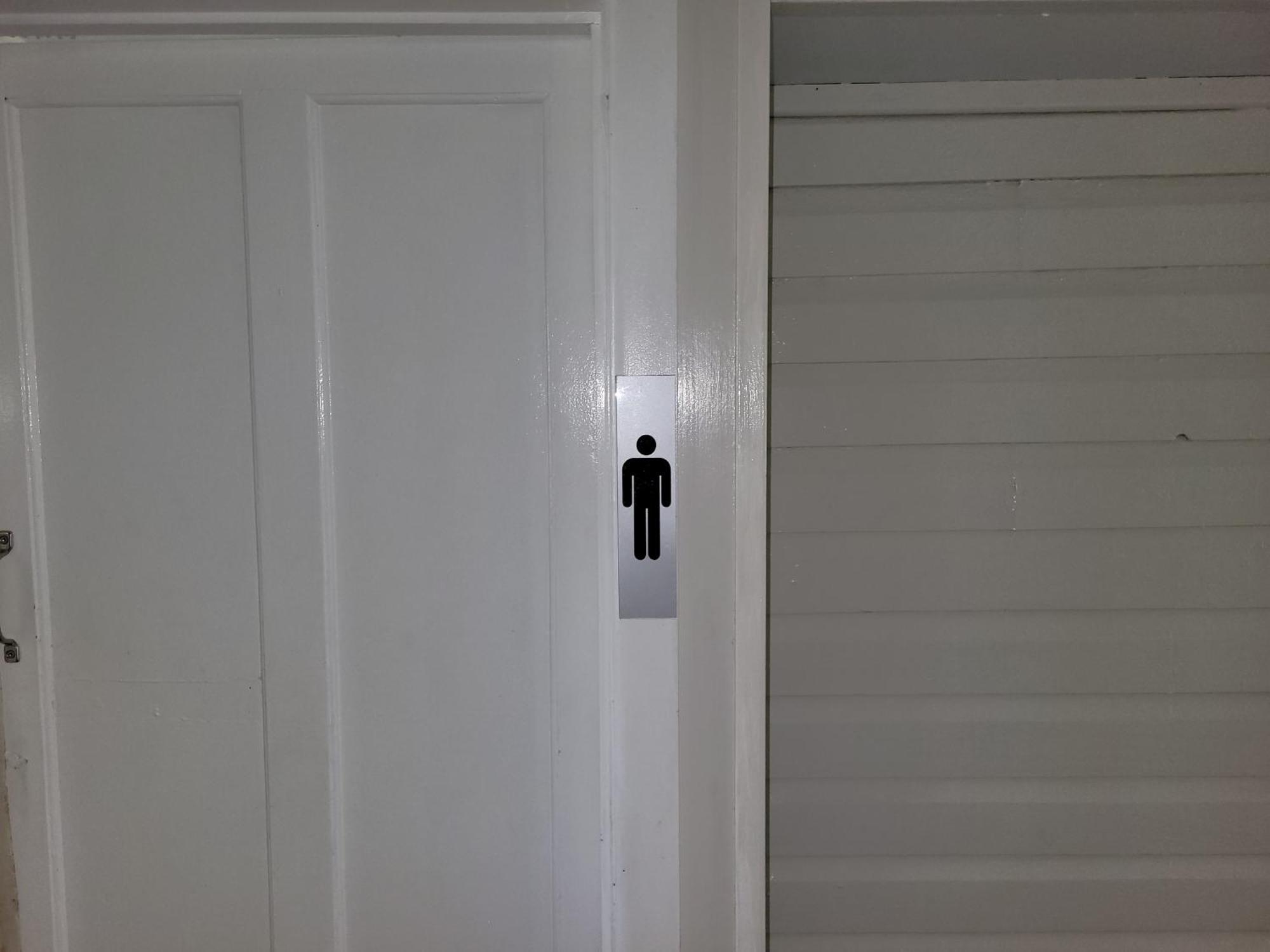 Travellers Paradise Cairns Kültér fotó A male toilet sign