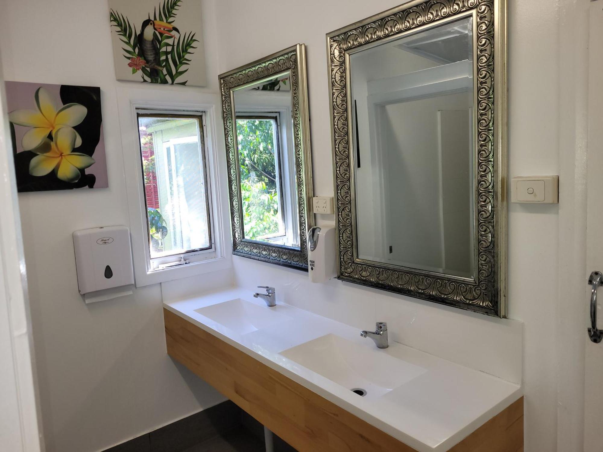 Travellers Paradise Cairns Kültér fotó A modern bathroom
