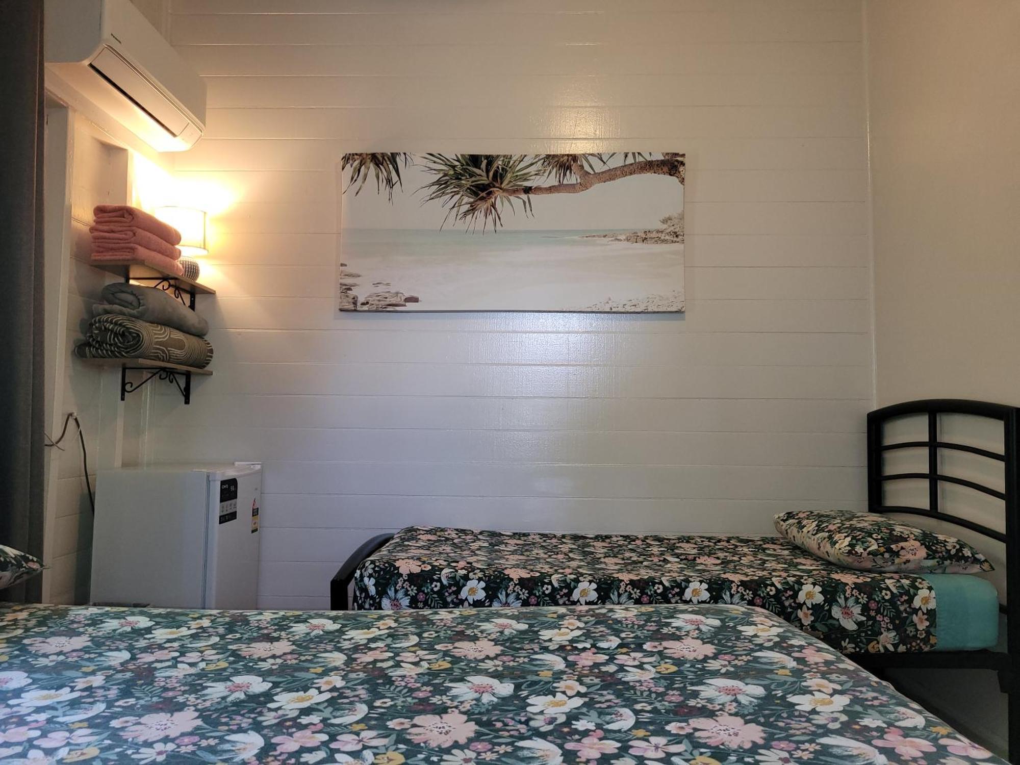 Travellers Paradise Cairns Kültér fotó A room at the hostel