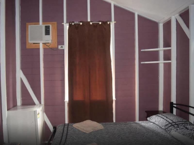 Travellers Paradise Cairns Kültér fotó A room in a typical Japanese capsule hotel
