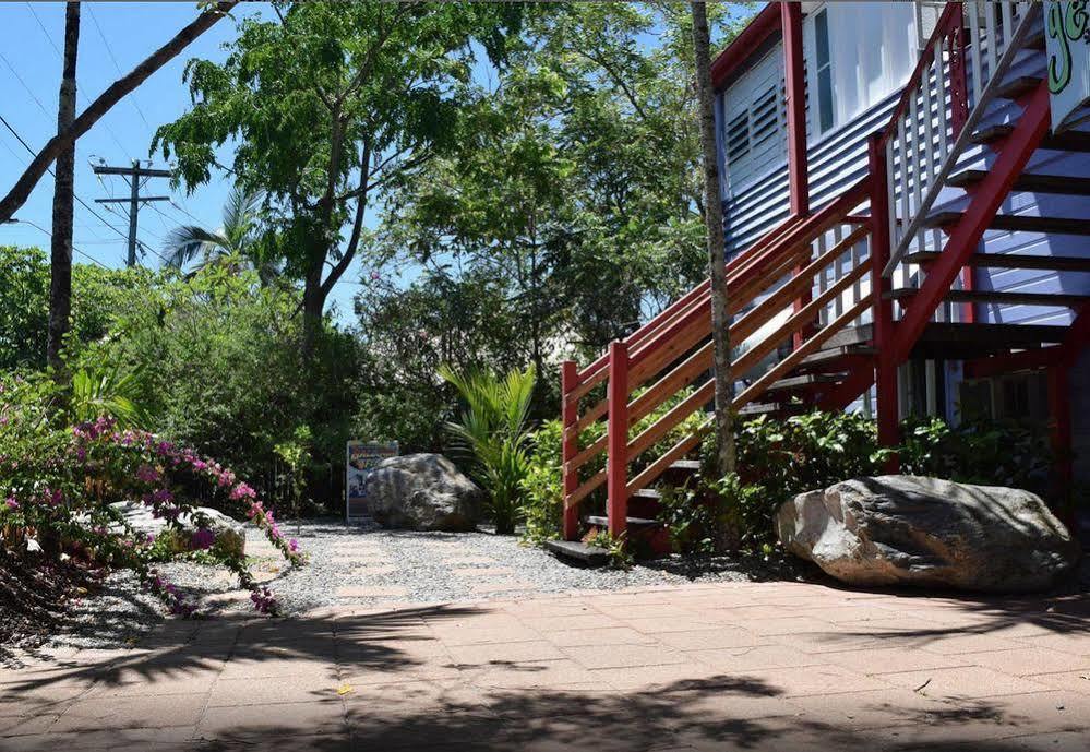 Travellers Paradise Cairns Kültér fotó The entrance to the house